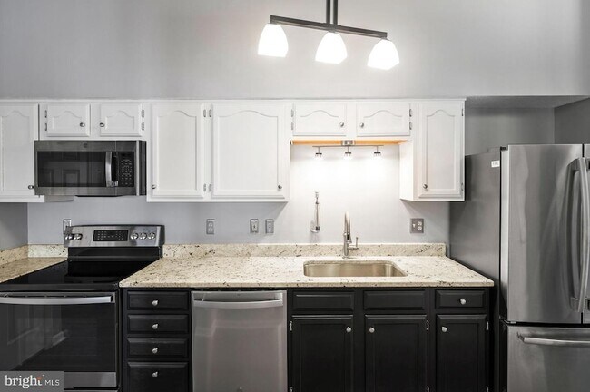 Building Photo - 611 Himes Ave