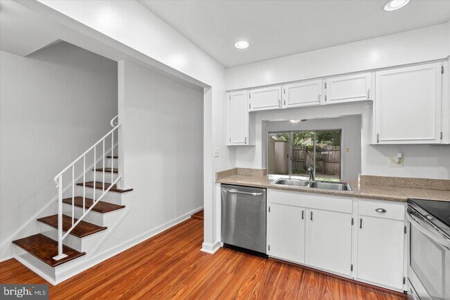Building Photo - 8123 Kingsway Ct