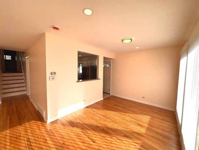 Building Photo - 1042 W Central Rd