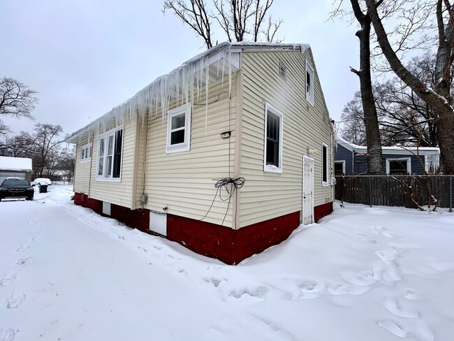 Building Photo - Three Bedroom Home in Muskegon