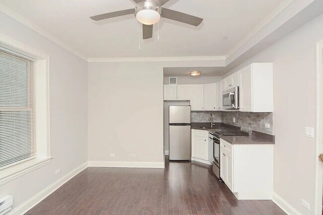 Building Photo - 640 W Wrightwood Ave