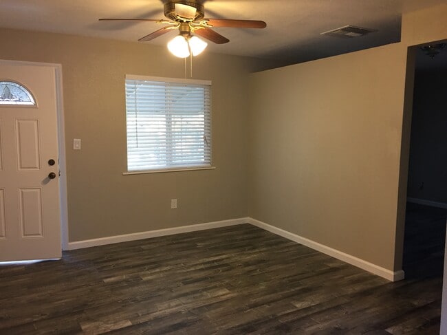 Building Photo - 8517 Oak Ave