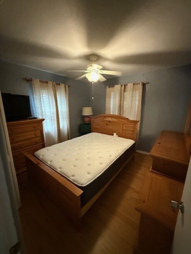 Building Photo - Well maintained 2/2 with a large yard in a...