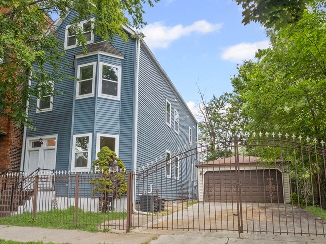 Building Photo - 6445 S Rhodes Ave