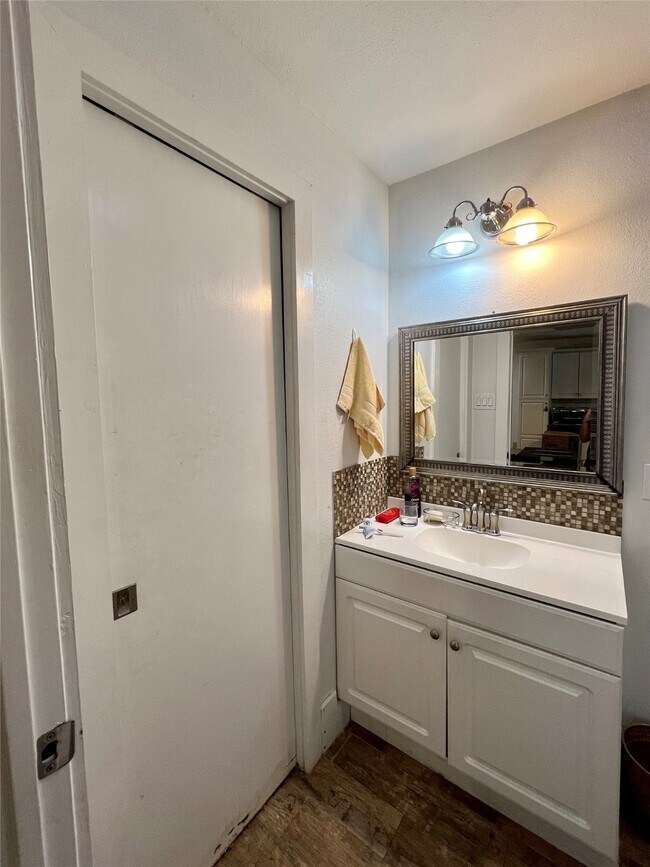 Building Photo - 814 1/2 W 21st St