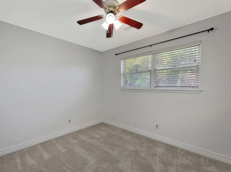 Building Photo - 305 Valleyview Ct