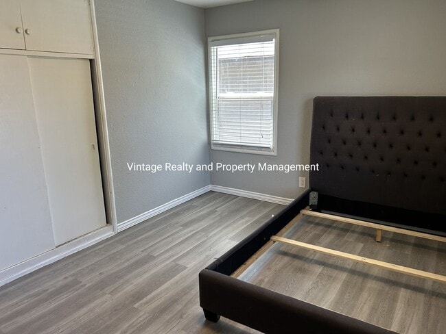 Building Photo - New On The Rental Market This Nice Single Story 3 Bedroom Home!!!