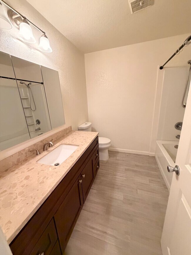 Building Photo - Updated 2 Bed, 2 Bathroom Condo For Rent w/ Parking! - South Coast Metro