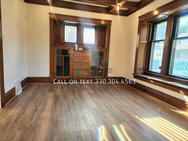 Building Photo - 687 Allyn St