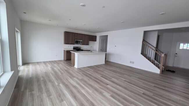 Building Photo - 450 Hathaway Ln