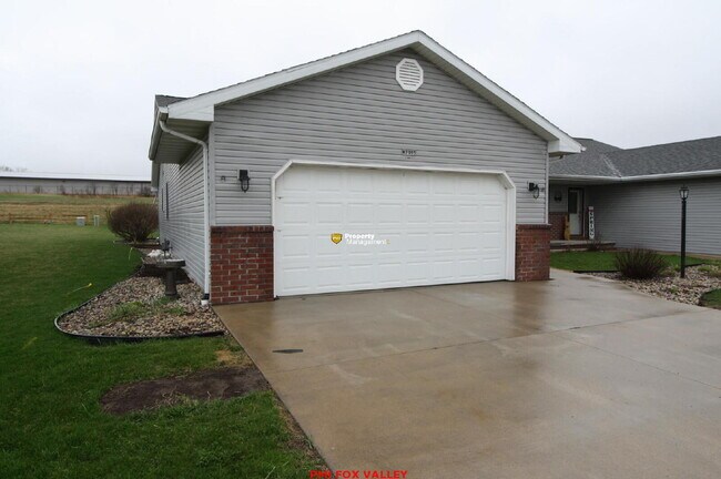 Building Photo - 3 Bedroom, 3 Bath Duplex in Greenville