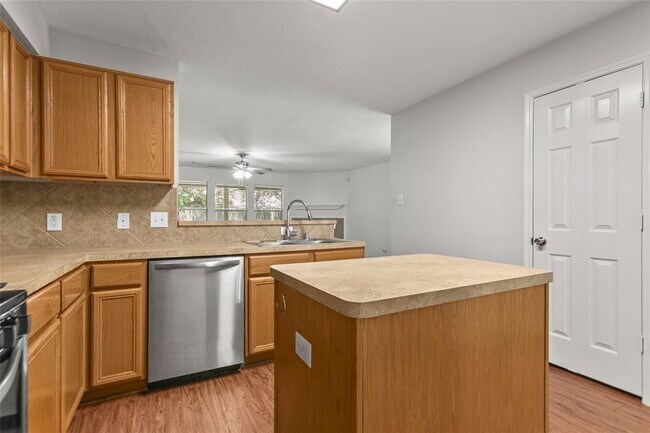 Building Photo - 16928 Scenic Knoll