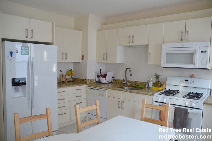 Building Photo - 63 Fairbanks St