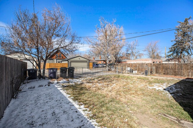 Building Photo - Newly Renovated 2Bed/1Bath Duplex