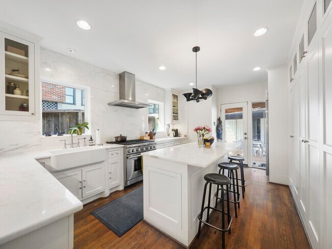 Building Photo - 2240 Wroxton Rd