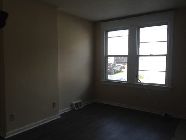 Building Photo - Great Home!! Spacious Living Area! Back Yard and Deck! Washer/Dryer Hook-Ups!