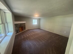 Building Photo - "Charming 2-Bed Haven on Stonewall Jackson...