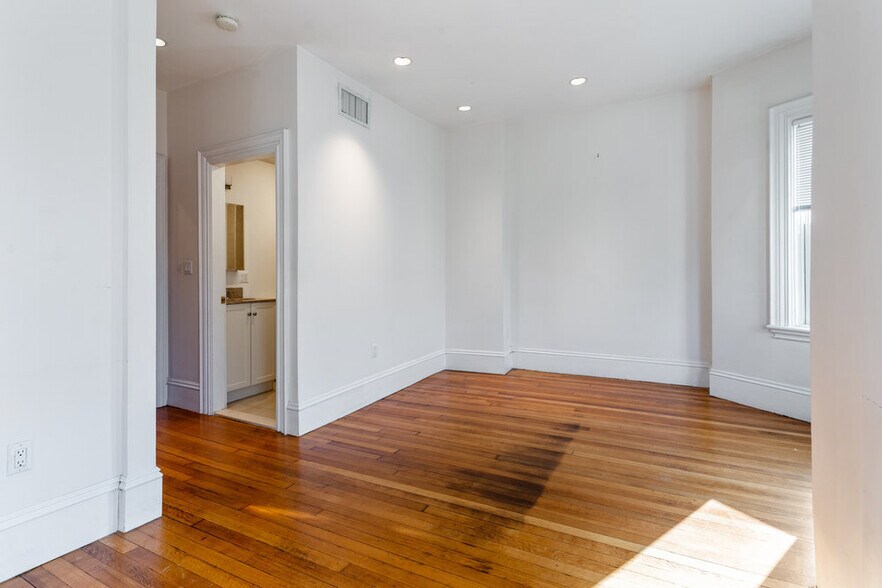 Building Photo - 1609 Tremont St