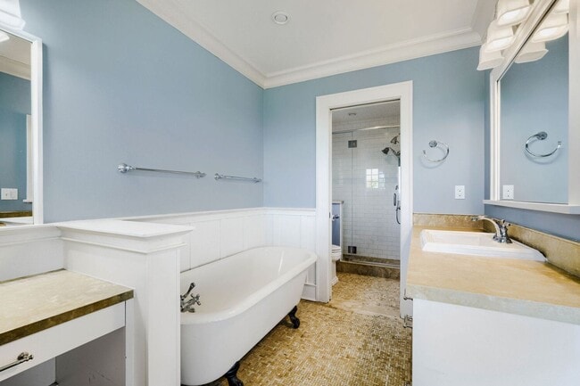 Building Photo - Capitol Hill View Home