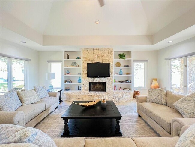 Building Photo - 1707 Clubhouse Hill Dr