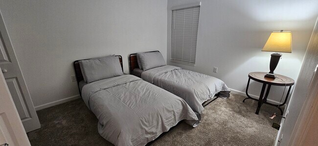 Building Photo - 1113 Saguaro St