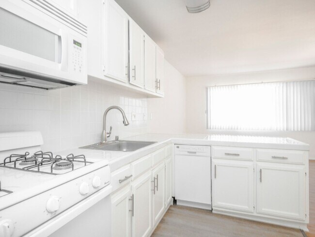 Interior Photo - 5725-29 Vineland Ave