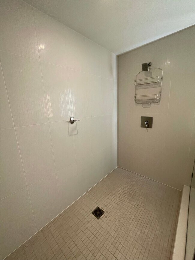 Building Photo - Symphony Honolulu! Luxurious 3 bedroom 2 bathroom in Kakaako with 2 assigned parking stall