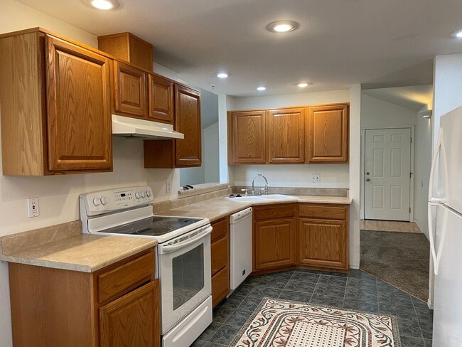 Building Photo - This 3 bedroom 2 bathroom home is located in beautiful Shady Cove