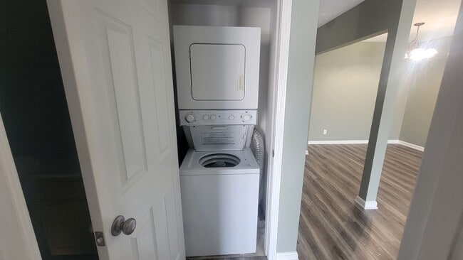 Building Photo - Elegant 1-Bedroom Condo Near Shelbyville Rd