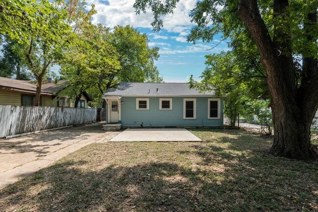 Building Photo - 746 Springdale Rd