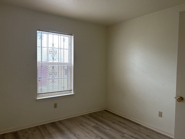 Building Photo - 504 Esther Cir