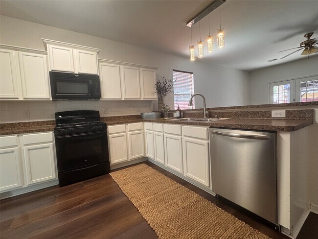 Building Photo - 302 Broken Pine Ct