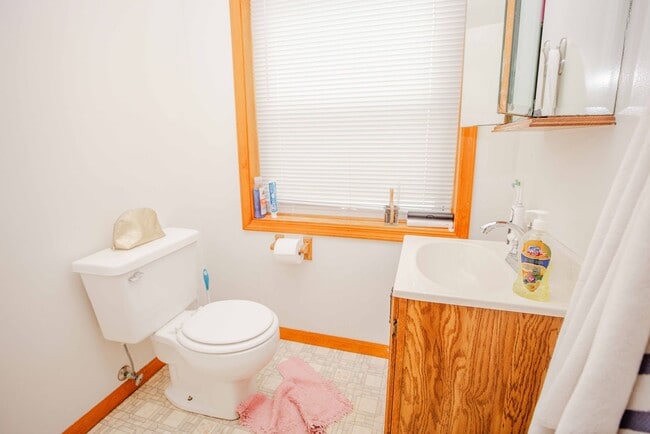 Building Photo - Beautiful four bedroom home avaulable for ...