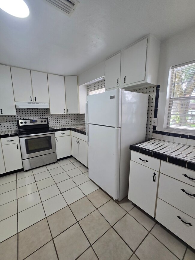 Building Photo - 1905 E Linda St