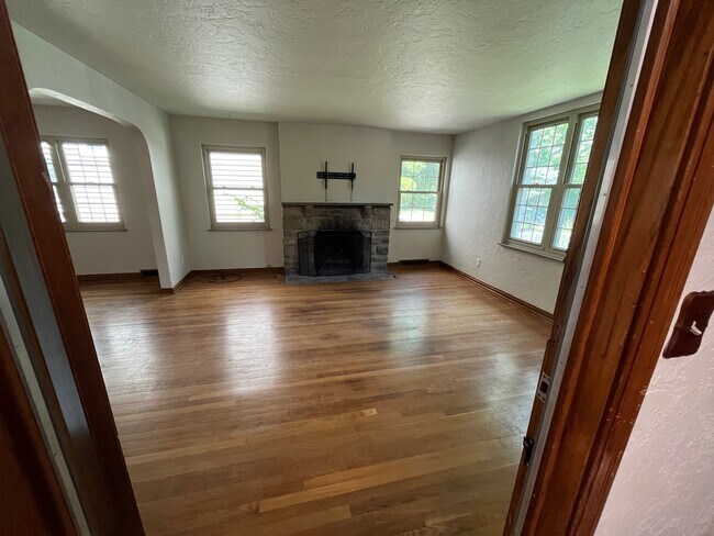 Building Photo - 3063 Sunset Dr - A