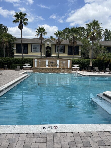 Building Photo - 10123 Courtney Palms Blvd