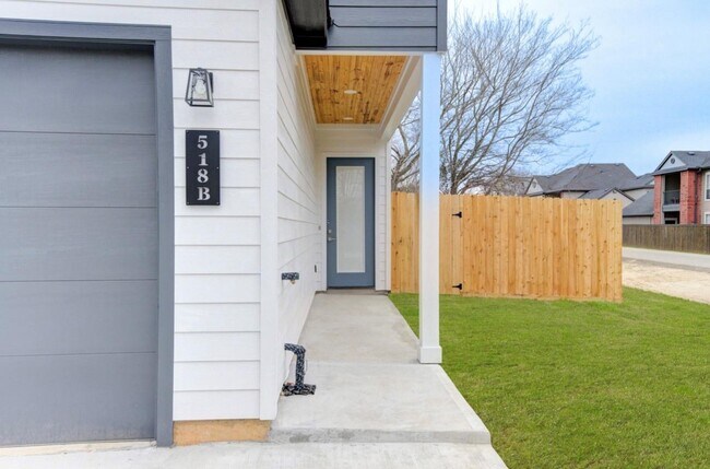 Building Photo - 518 Clinton St