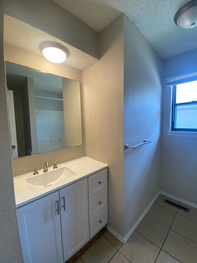 Building Photo - Great Duplex! 2 Bed, 1 Bath