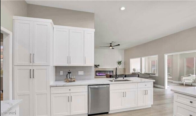 Building Photo - 2608 Desert Sands Dr