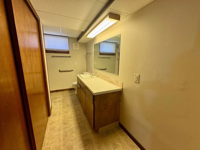 Building Photo - **DEPOSIT SPECIAL** 3 bedroom, 2 bath townhouse in COLLEGE VIEW