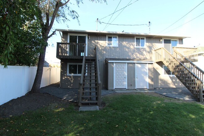 Building Photo - 828 E Gordon Ave