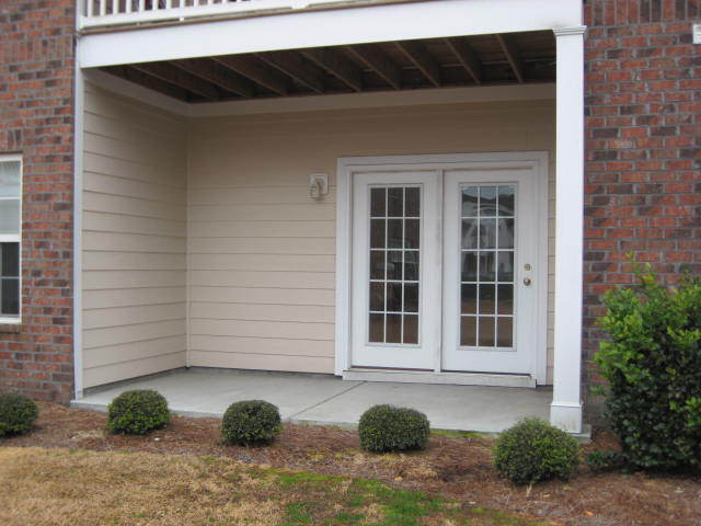 Building Photo - FIRST FLOOR, 3 BEDROOM, 2 BATH UNFURNISHED...