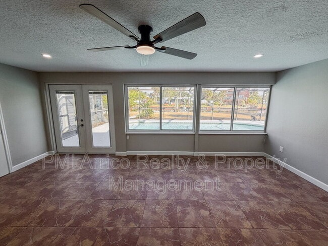 Building Photo - 818 Bayview Dr