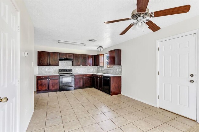 Building Photo - 9834 Bobolink Dr