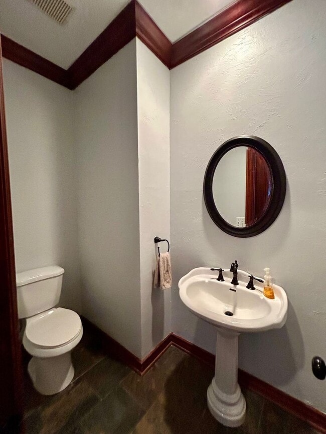 Building Photo - Oak Tree with a pool!!