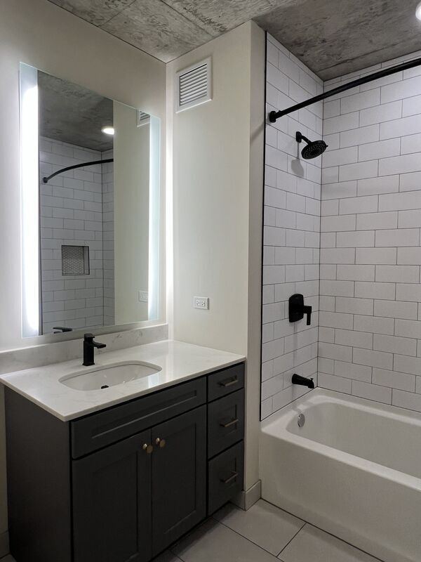 Building Photo - 603 N Wells St