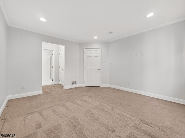 Building Photo - 124 Barclay Dr