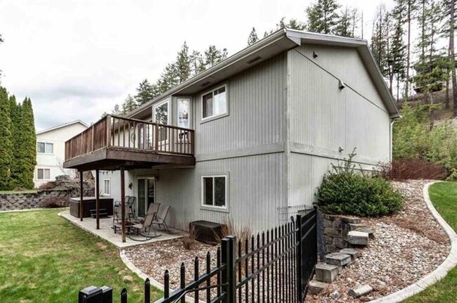 Building Photo - Stunning 4-Bedroom Home in the Desirable Q...