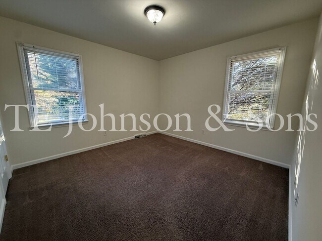 Building Photo - Charming 3-Bedroom Home with Rocking Chair Porch and Screened Back Patio