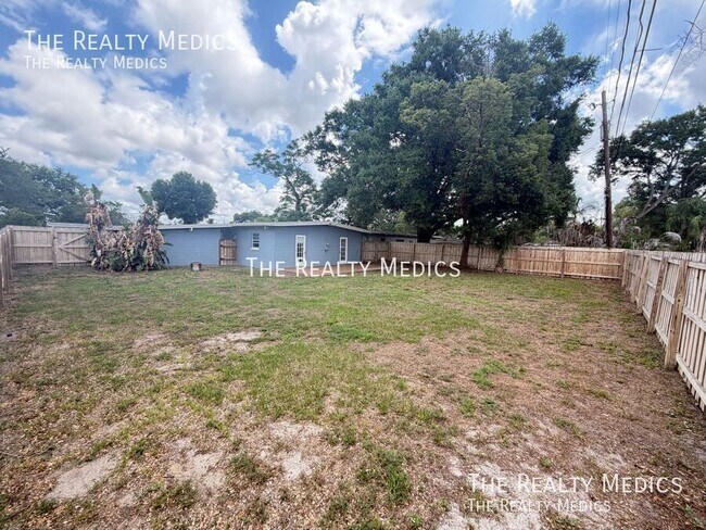 Building Photo - 3612 Surrey Dr